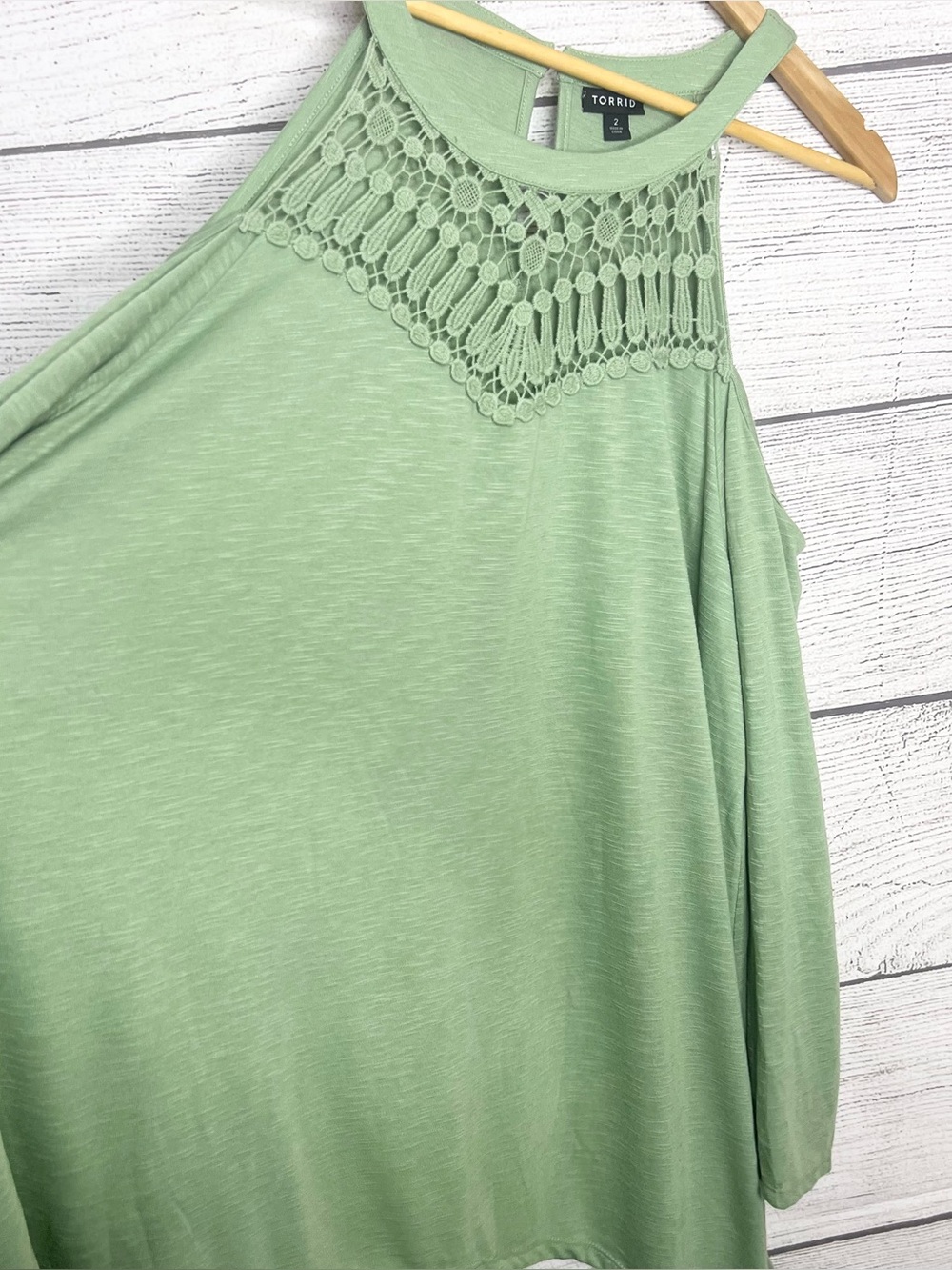 TORRID Green Crochet Neck Cold Shoulder Long Sleeve Sharkbite Hem Top Size 2X - Picture 9 of 16